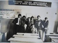 Алим Теппеев в 9 классе средней школы. 1980 г. (Второй справа налево, тот, что оперся спиной на стоящего за ним.) Фото из архива его одноклассника Игоря Нафталиева