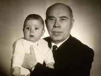 Сергей с дедушкой,  татарским поэтом Ахмедом Ерикеевым. Фото из семейного архива Игоря Ганиева
